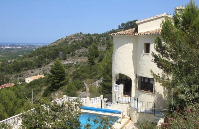 Villa calme avec piscine et vue imprenable sur la vallée et la mer