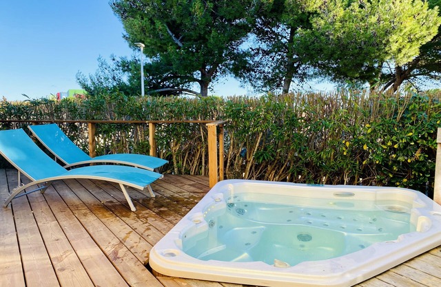 Jacuzzi privé. Plage à 600m.