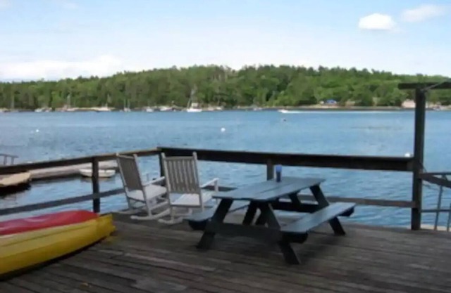 Quiet Waterfront Cottage on cove