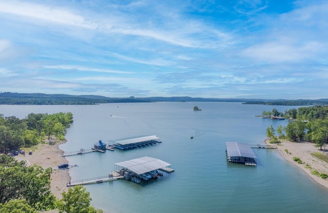 Quiet Waterfront Cove Cabin on Table Rock Lake - Indian Point (C16)