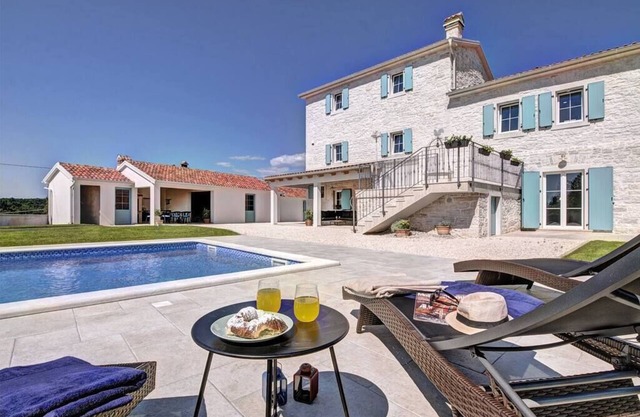 Villa située au calme avec piscine pour 9