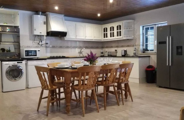 Quinta, ferme modernisée de quatre chambres située dans la campagne tranquille.