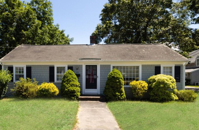 Quintessential Cape Cottage. Block from the beach
