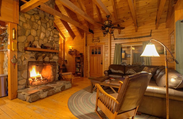 Retiré Lakefront Log Home Avec Private Shore. Bonne baignade, pêche