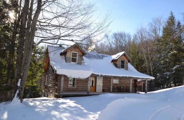 La cabane en rondins du Vermont est située à quelques minutes des pistes de Sugarbush