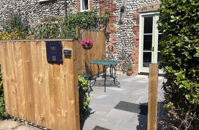 Charming flint Bolthole with 1 bed,south facing patio,garden and parking,No dog