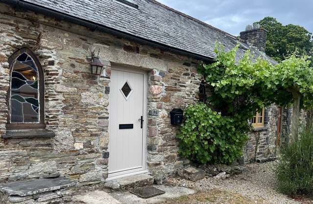 Quirky Cornish cottage next to the Moor - Yellow on the Broom