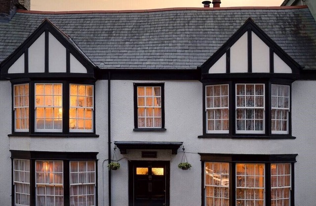 Quirky historic townhouse with stunning views of the surrounding scenery