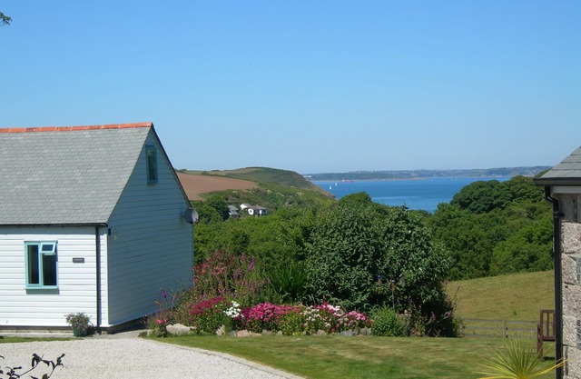 Cottage de style chalet de luxe insolite, belle vue sur la mer à travers une vallée boisée