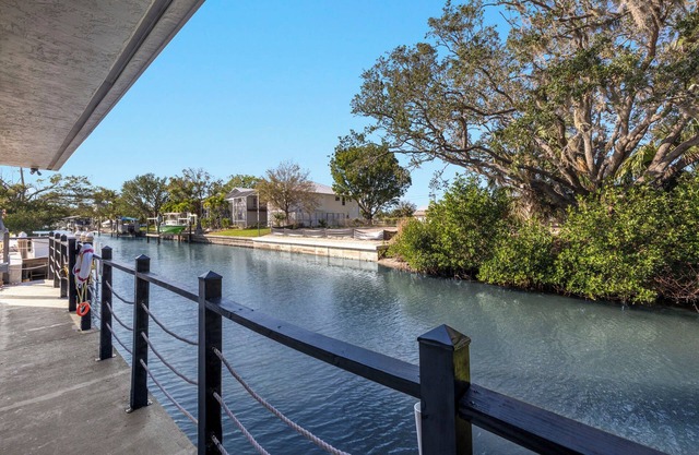 Cozy 5-bedroom home, up to 16+ Bonita Springs/Gorgeous Pool/spa & pet friendly