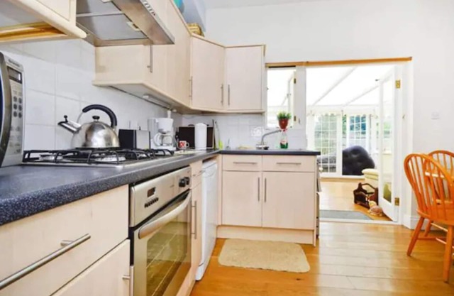 Quite Garden Flat with parking