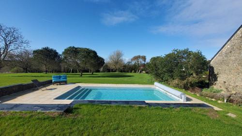 RÉF 405 - KERVIGNAC gîte indépendant avec piscine privative dans longère partie de gauche sur propriété