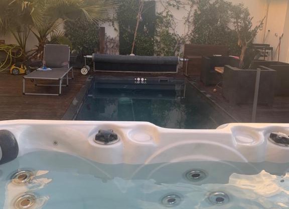 Résidence de bien être avec piscine et Jaccuzi à 2 pas de la plage et du centre ville avec massages relaxants en option