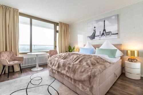 RüSuite - Messe Essen I King Size Bed I 75 Zoll TV