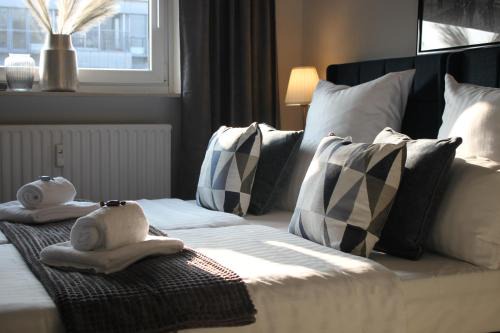 R B Apartment Hamburg Duo - perfekt für Monteure - Küchenzeile - Smart TV - Bad mit Toilette und Dusche auf dem Flur gegenüber des Zimmers zur Alleinnutzung
