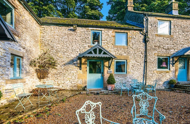 RABBIT HUT, pet friendly, character holiday cottage in Bakewell