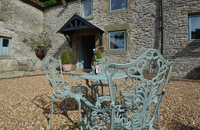 Rabbit Hutch - a lovely cottage near Bakewell with games and shared indoor pool