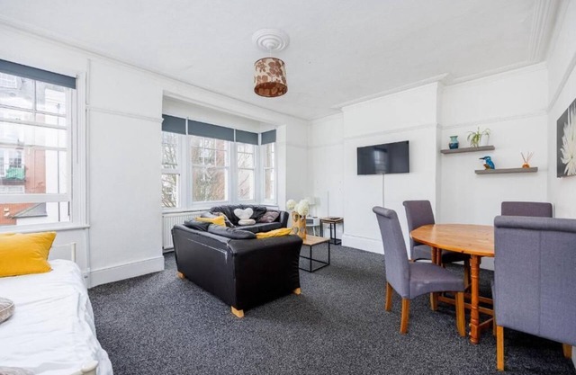 Contractor Friendly! 2BR w/ Netflix - City Centre Nr the beach by Everhome Ltd