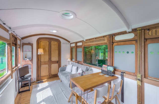 Beautiful restored Railway Carriage - sleeps 4!