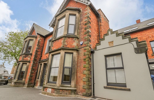 RAILWAY HOUSE, family friendly, with hot tub in Scarborough