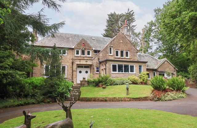 RAINCLIFFE MANOR, family friendly, with a garden in Scarborough