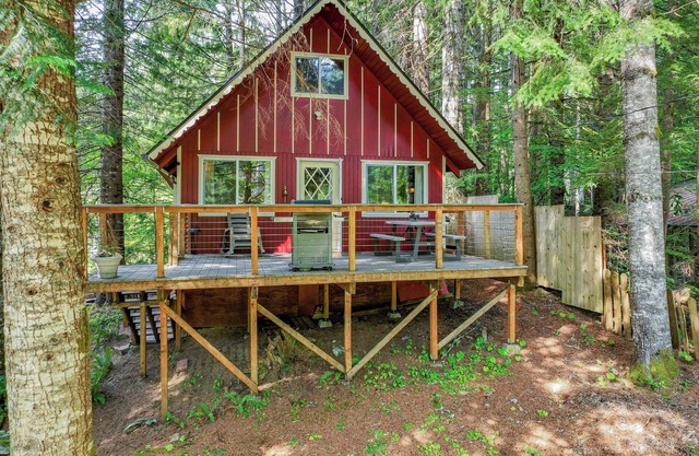 Rainier Vintage Retreat w/Hot Tub-Fireplace-WiFi