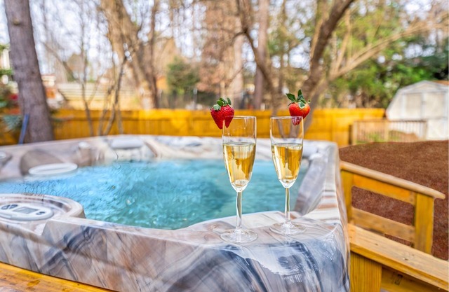 Raleigh-Cary Luxury/Pool/Hot Tub/Game Room/Dog & Family Friendly
