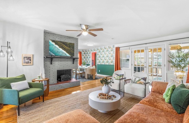 Venture into a Spacious 5-bedroom House with 5-Star Comfort in Downtown Raleigh