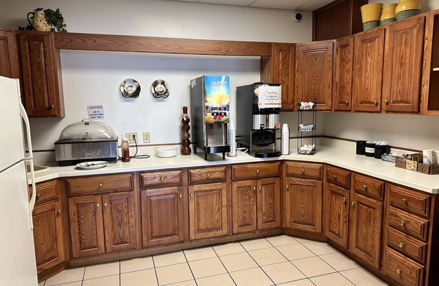 Ramada by Wyndham Saginaw Hotel & Suites