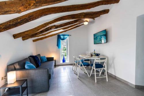 Rambla Retreats Apartment Azul with shared pool & hot tub in Oria