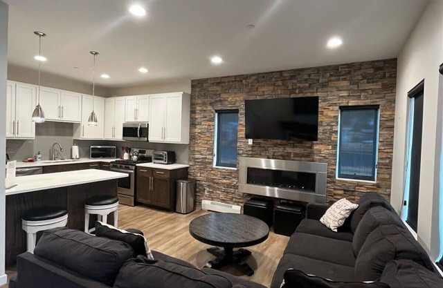 Rambler's Retreat / Sleeps 8 / Lakefront View
