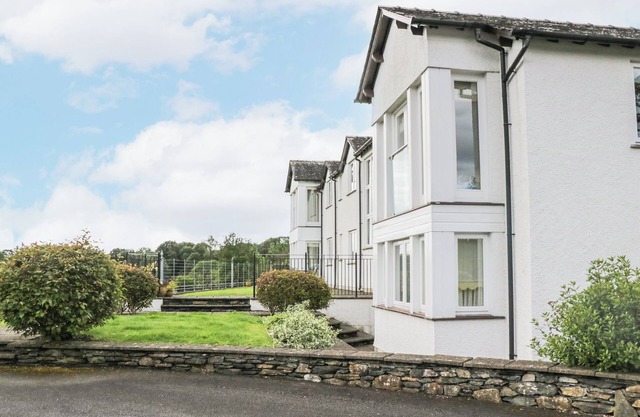 RAMBLERS LODGE, romantic, with a garden in Bowland Bridge