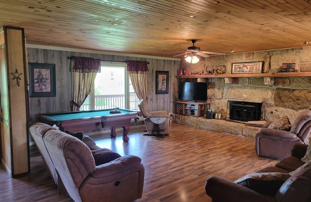 Ranch House on 750 acres near Niangua River
