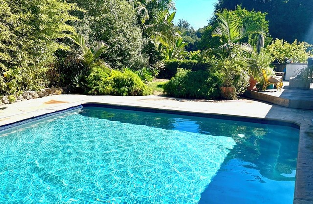 Ranch vivant près de la plage avec piscine et jacuzzi