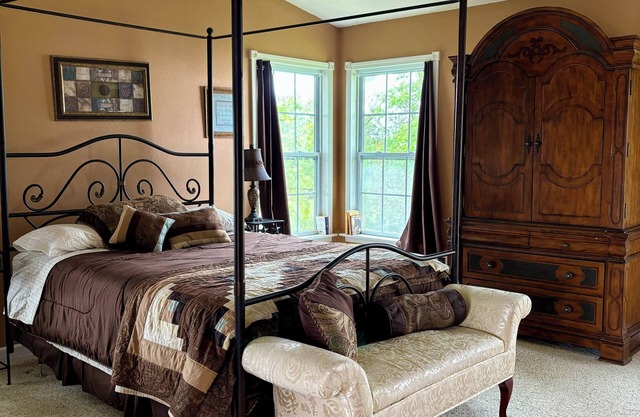 Ranch Retreat- cowboy charm, horses & animals, plus all the modern amenities
