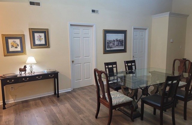 Ranch Style Spacious 3 Bedrooms w/ Jacuzzi tub