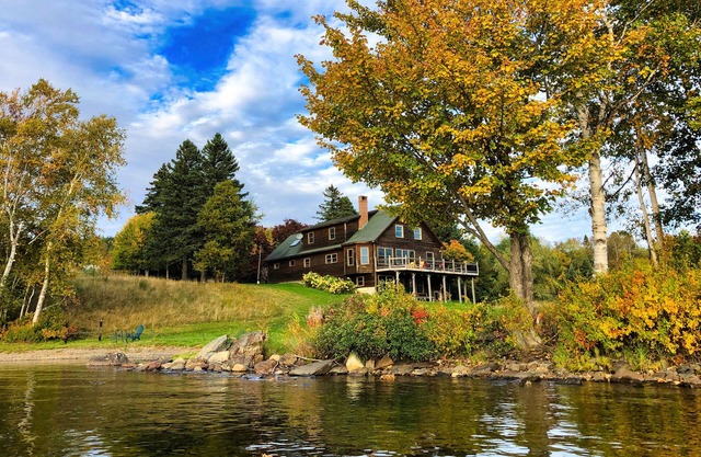 Accueil sur le lac Rangeley avec plage, et grande pelouse pour les jeux extérieurs et le plaisir!