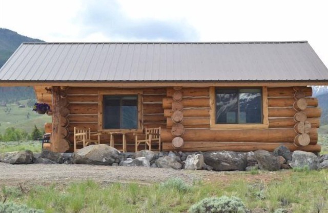 Cabane en rondins pittoresque sur la route de Yellowstone