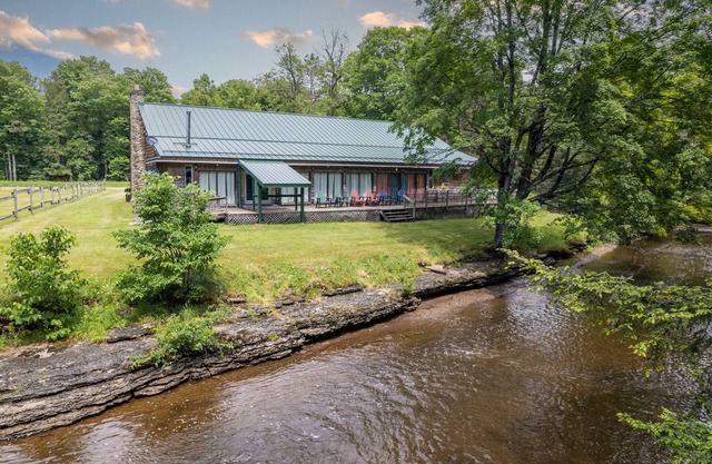 RAPID RIVER LODGE: Nouveau spa de luxe! Capacité d'accueil de 18 ans et plus, animaux domestiques, accès handicapés.