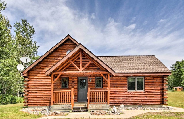 Rapid River Log Cabin w / Loft sur 160 hectares pittoresques!