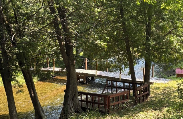 Rapid River Retreat! Home sleeps 6, garage, fire pit