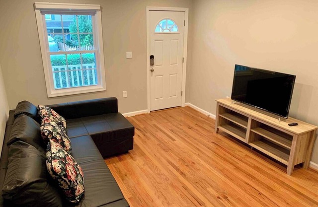 Rare 2Bed 2Bath House - 6 min walk to metro