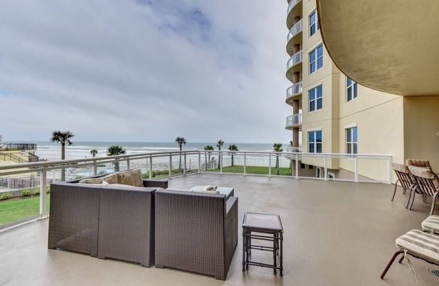 Nouveau luxueux 2,900+ Sq. Ft, 4 chambres / 3 salles de bain Oceanfront Condo