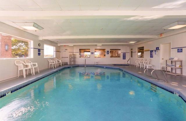 RARE FIND! COMFY UNIT FOR 4, SAUNA, POOL AND GYM