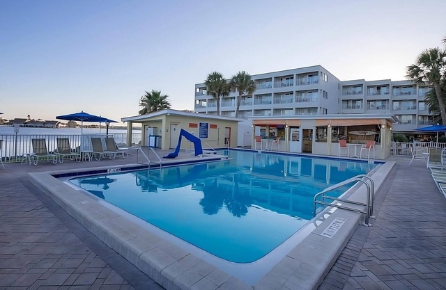 Rare Find! Kitchen, Outdoor Pool, FREE Parking, Near Ybor City State Museum!