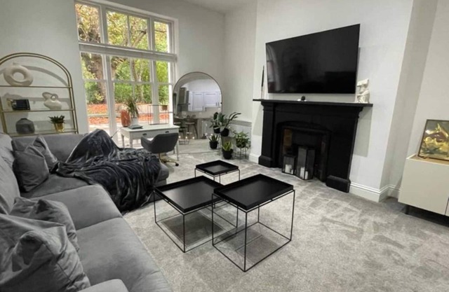 Stunning Parkfield Apartment | Near Sefton Park & Lark Lane | Free Parking