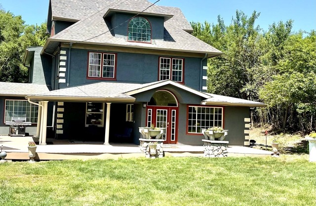 Rare find! Spacious home near wedding venues & CB/OMA. Perfect for entertaining!