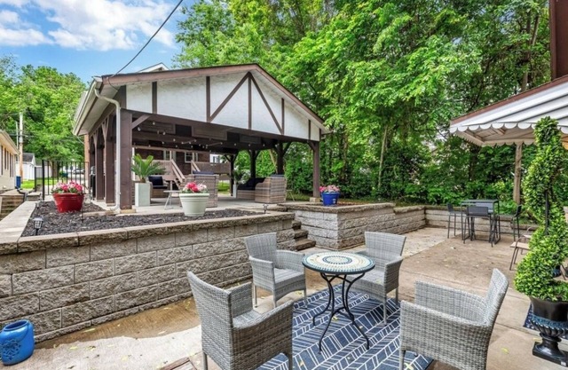 🌷RARE NEW TREASURE🌷2 Homes+Outdoor Gathering Area. Two Blocks From Main St.!!!
