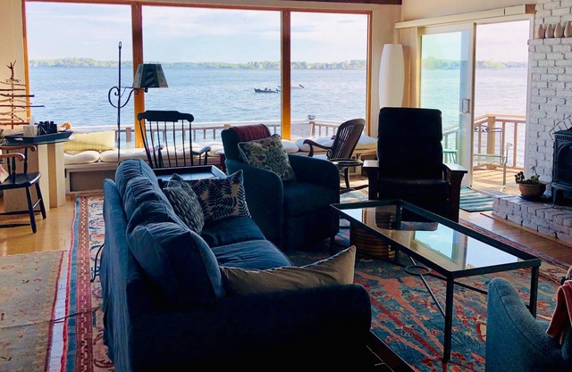 Rare Oceanfront Home dans la belle Beverly Cove