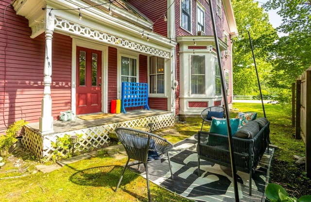 Raspberry Inn · Classic Riverfront Home-Mins to Woodstock & Skiing